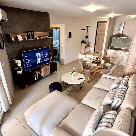 Gabrielle With Private Parking Apartment