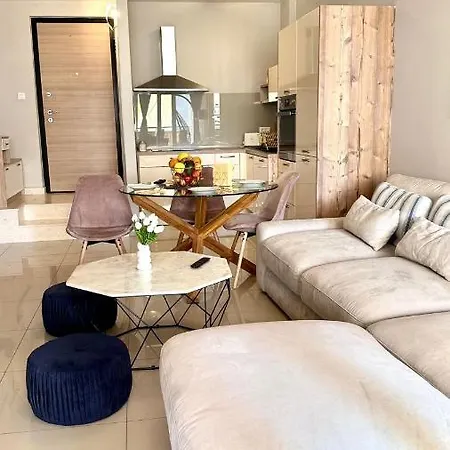 Gabrielle With Private Parking Apartment *